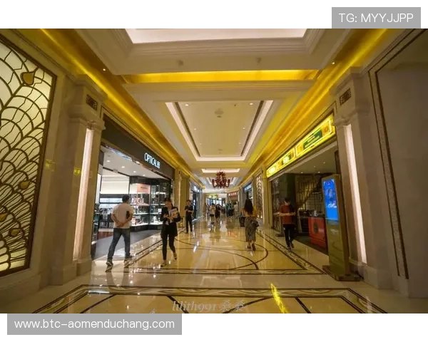 澳门百老汇广场夜景拍摄攻略，最佳角度和时间点帮你捕捉最美瞬间